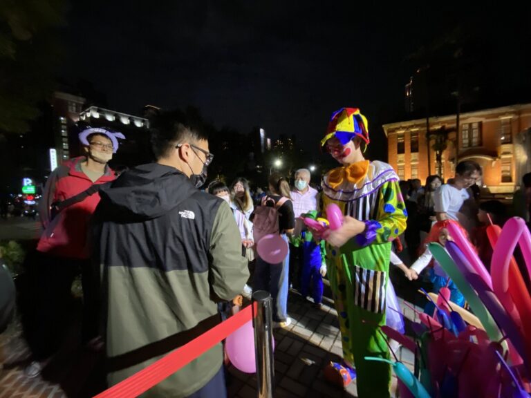 小丑在新竹萬聖節人群中折造型氣球