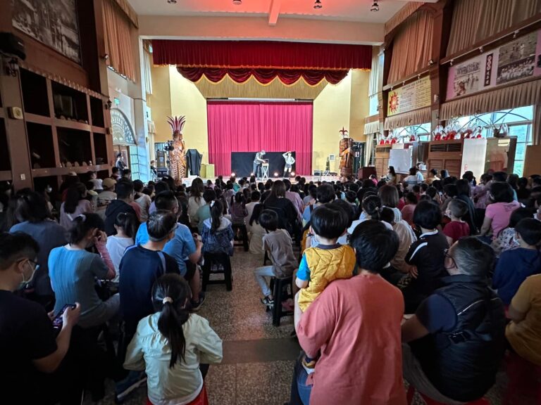 花蓮新城鄉原住民多功能活動中心《怪盜神偷》演出,現場坐滿大小朋友