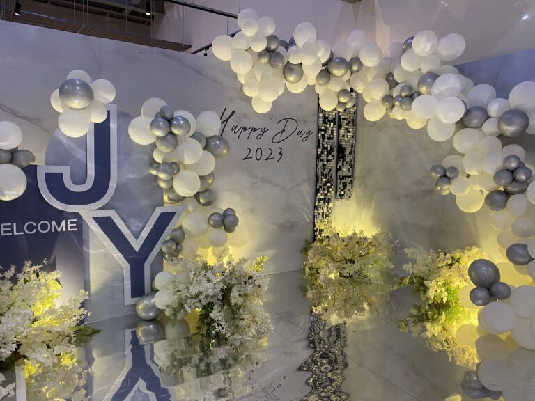 大溪露營區「Happy Day 2023」尾牙會場入口的 JY 氣球花牆