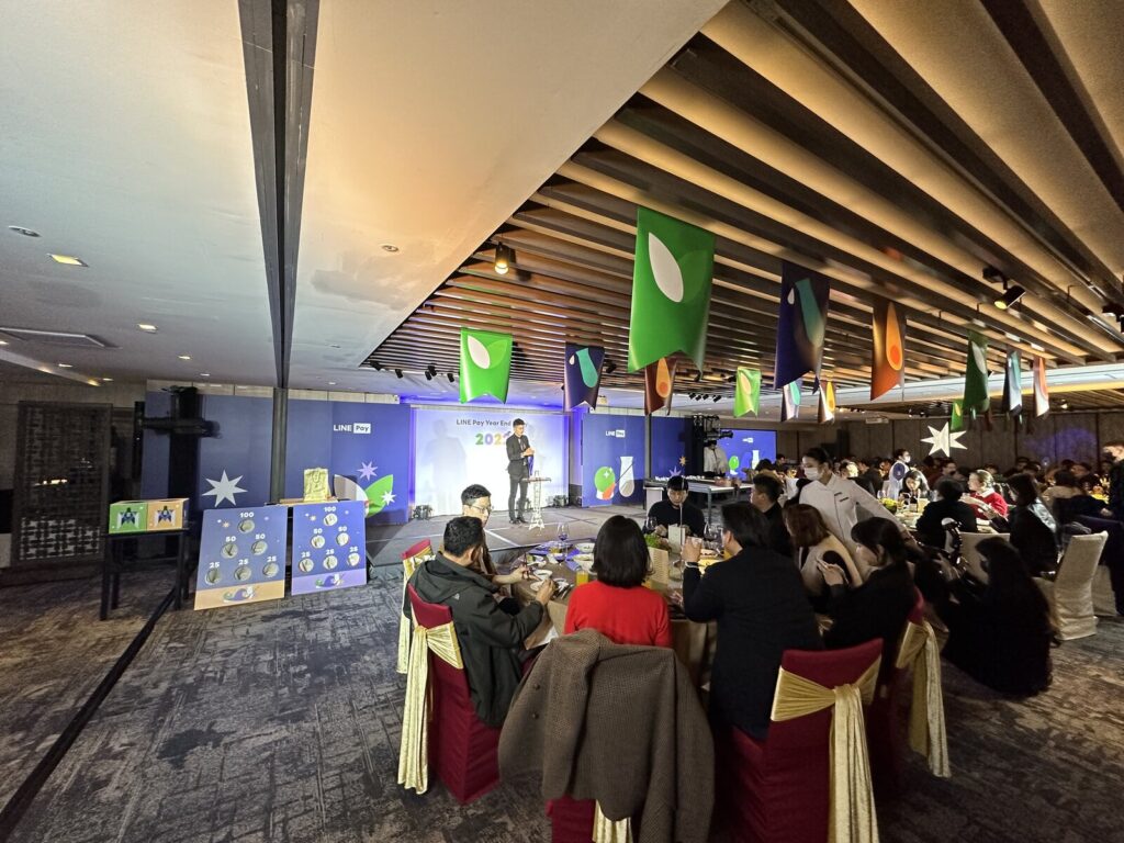 LINE Pay Year End Party 2022 宴會廳全景,台下圓桌與台上魔術秀