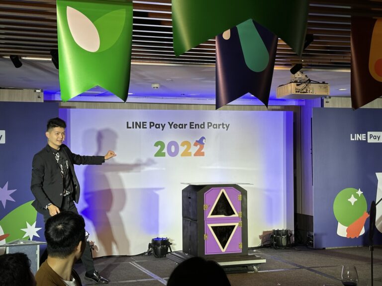 LINE Pay Year End Party 2022 大型魔術秀,魔術師在三角圖案幻術箱旁表演