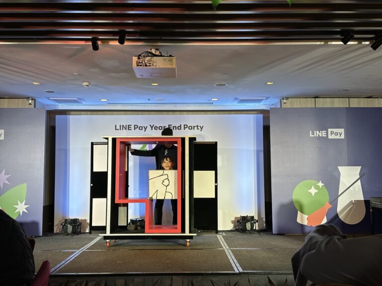 LINE Pay Year End Party 2022 舞台上的美女拼圖幻術箱