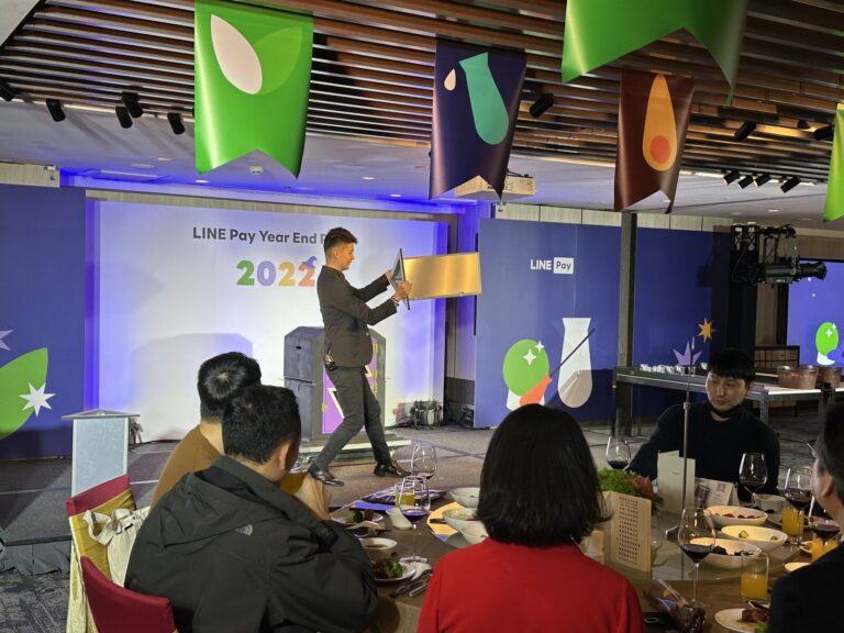 LINE Pay Year End Party 2022 大型魔術秀,魔術師推開幻術箱