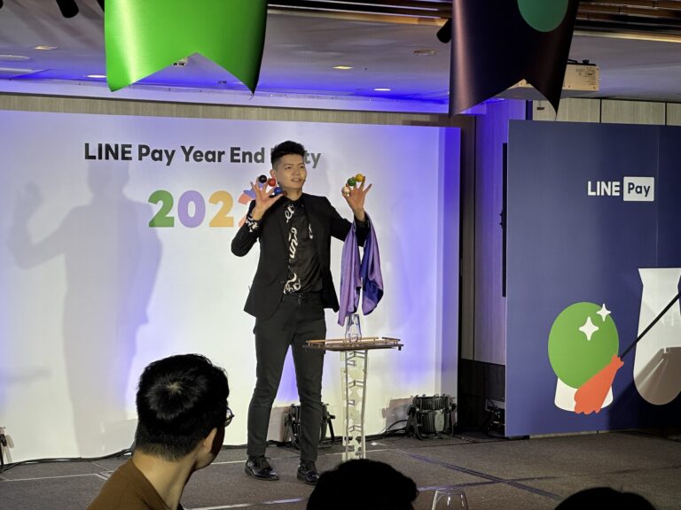 LINE Pay Year End Party 2022,魔術師持絲巾表演道具魔術