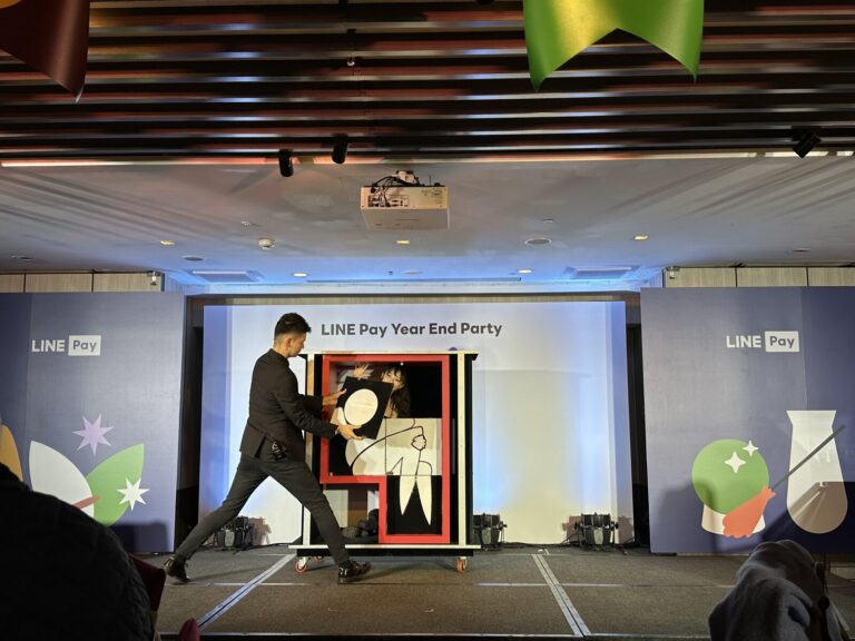 LINE Pay Year End Party 2022 大型魔術秀,魔術師操作幻術箱