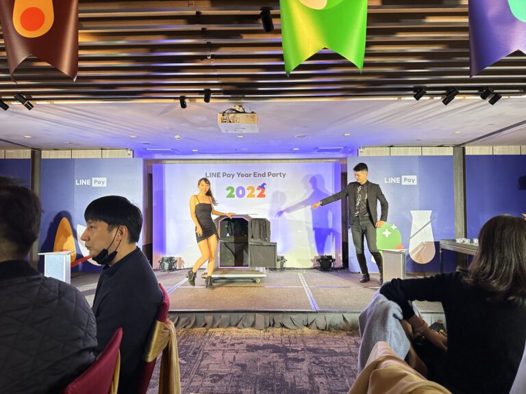 LINE Pay Year End Party 2022 會場全景,舞台上的魔術表演