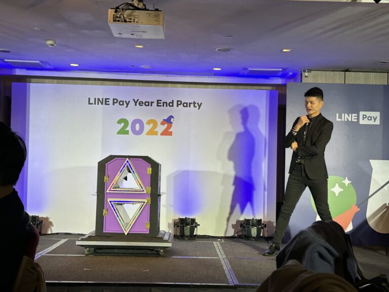LINE Pay Year End Party 2022 大型魔術秀,魔術師在幻術箱旁表演
