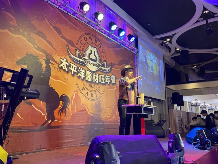 太平洋醫材旺年會,牛仔造型魔術師在西部主題背板前表演