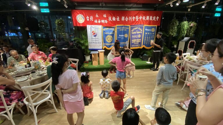 扶輪社中秋聯歡晚會，小朋友上台參與魔術