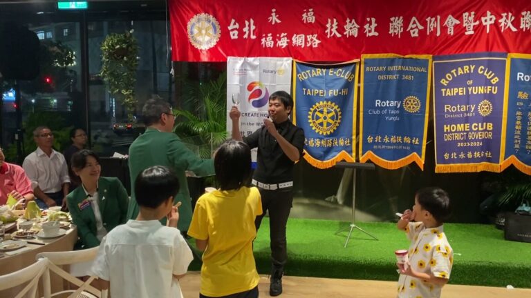 扶輪社中秋晚會魔術表演，小朋友圍在台前