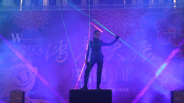 臺中除夕圍爐晚宴激光雷射秀,藍紫光束中的表演者
