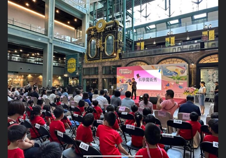 過往演出照片：2023 臺灣科學節「科學魔術秀」台下坐滿觀眾的背影