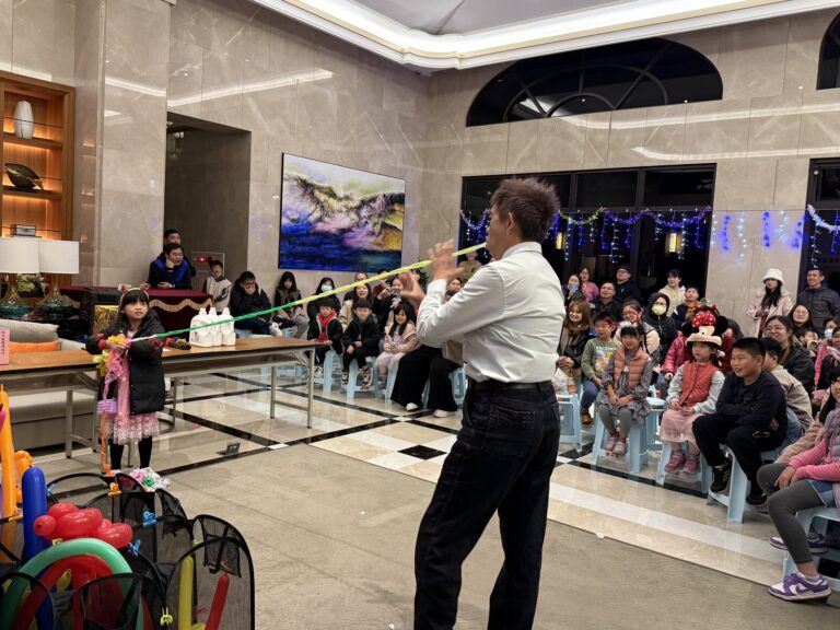 鉅慶銘鑄社區大廳的氣球魔術表演