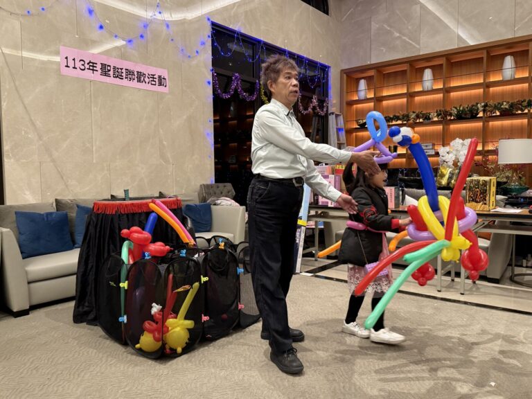鉅慶銘鑄社區聖誕聯歡魔術秀:社區大廳裡的魔術與氣球秀