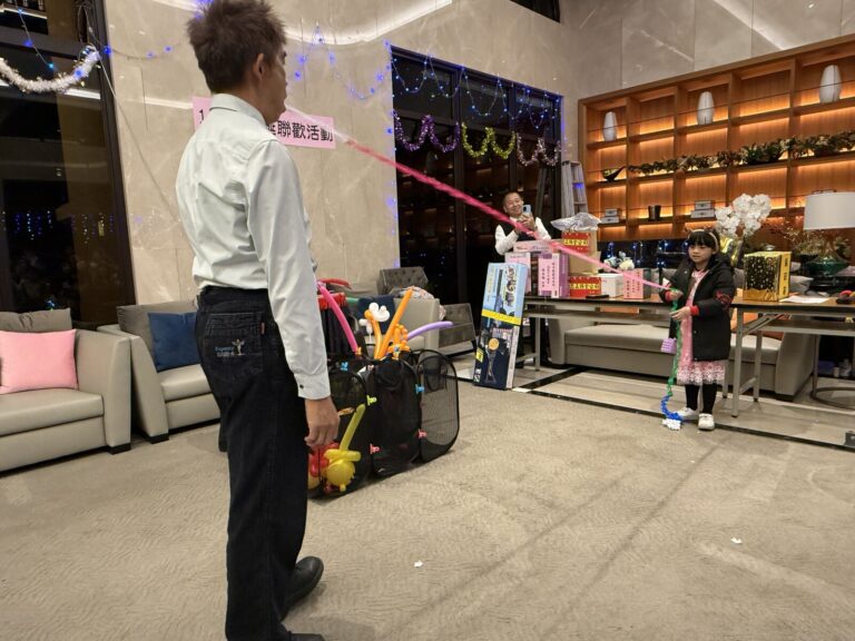 鉅慶銘鑄社區大廳聖誕氣球秀,長氣球一路拉到觀眾面前