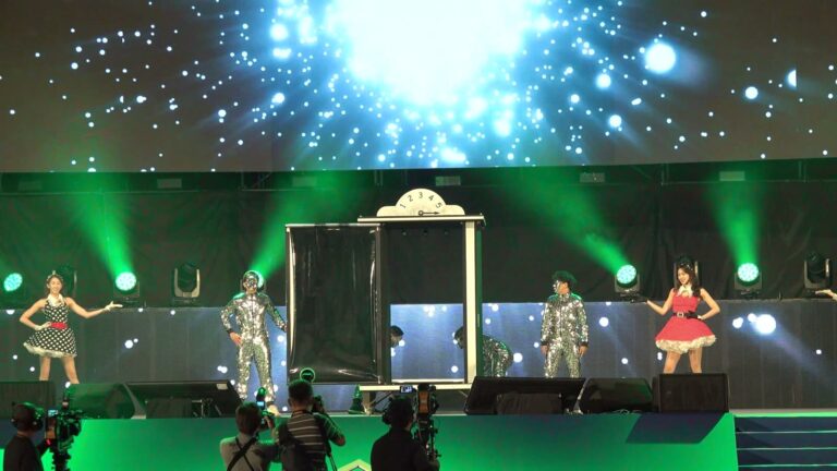 南山人壽尾牙《時空電梯》綠色燈光下電梯門開啟