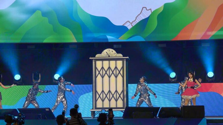 南山人壽尾牙《時空電梯》舞群與電梯道具全景