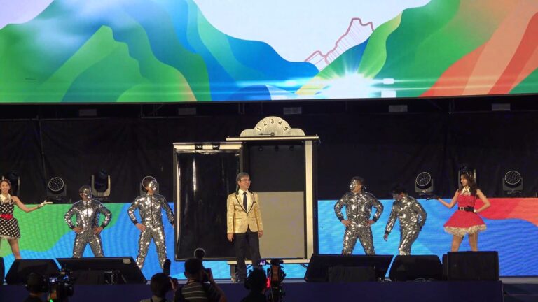 南山人壽尾牙《時空電梯》人物從電梯走出