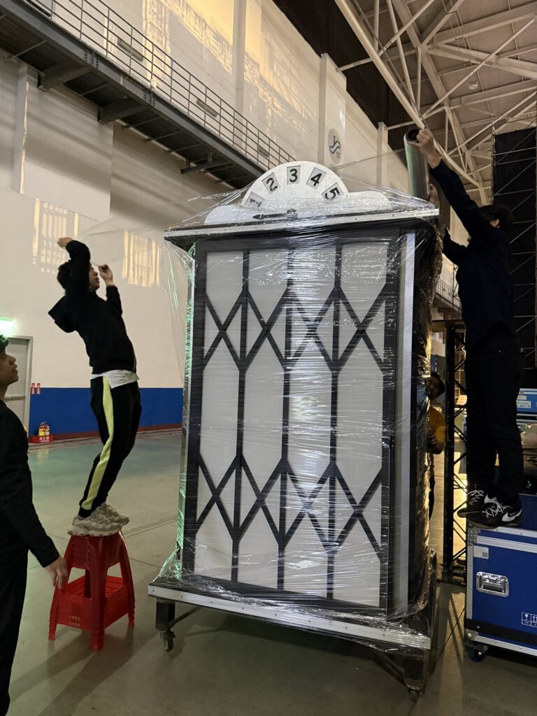 南山人壽尾牙《時空電梯》電梯道具在後台組裝