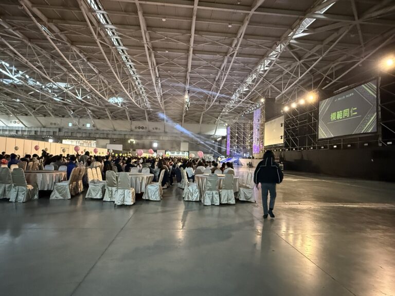 南山人壽尾牙進行中,宴會廳坐滿賓客