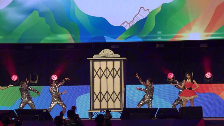 南山人壽尾牙《時空電梯》紅色燈光下的舞群演出