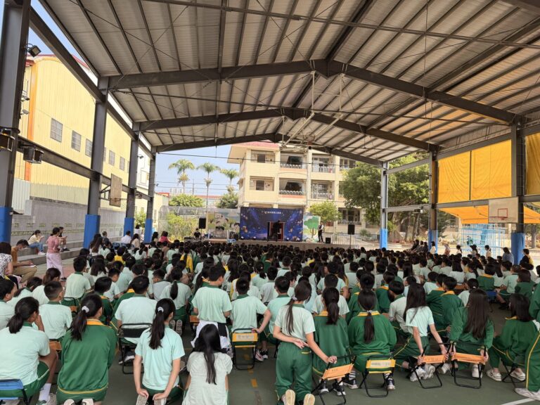 豐村國小學生觀看盛保羅魔幻劇團兒童節演出，學生背影