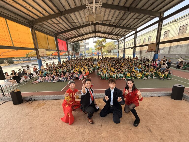 盛保羅魔幻劇團演出人員在豐村國小兒童節活動的風雨操場合影