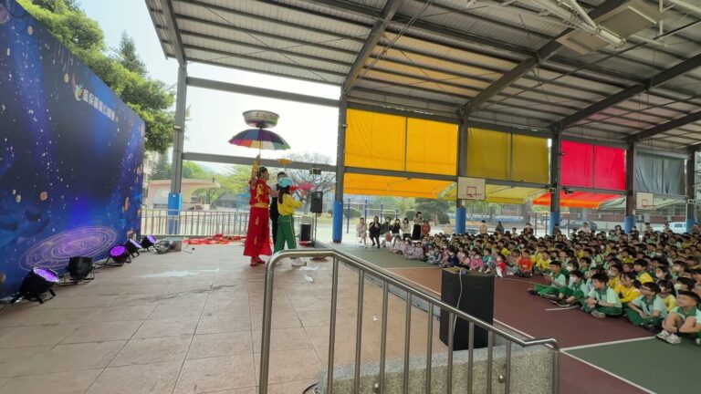 豐村國小風雨操場側拍，特技表演與坐滿的學生