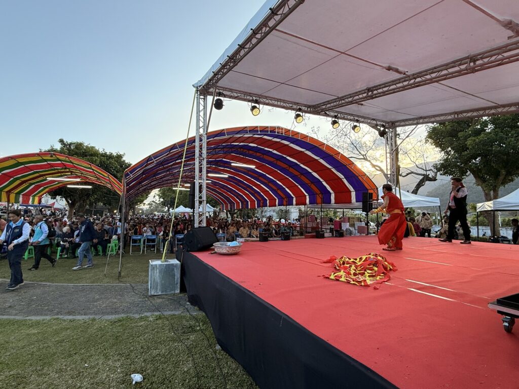 花蓮富里站前藝文公園元宵活動《魔幻嘉年華》演出，彩色大帳篷下的觀眾席與舞台