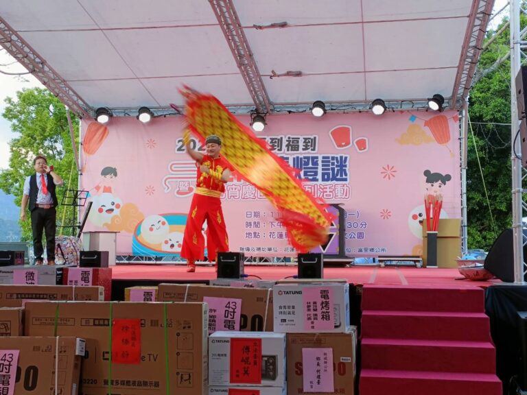 魔神喬治在花蓮富里元宵活動《魔幻嘉年華》舞台揮舞長綵帶