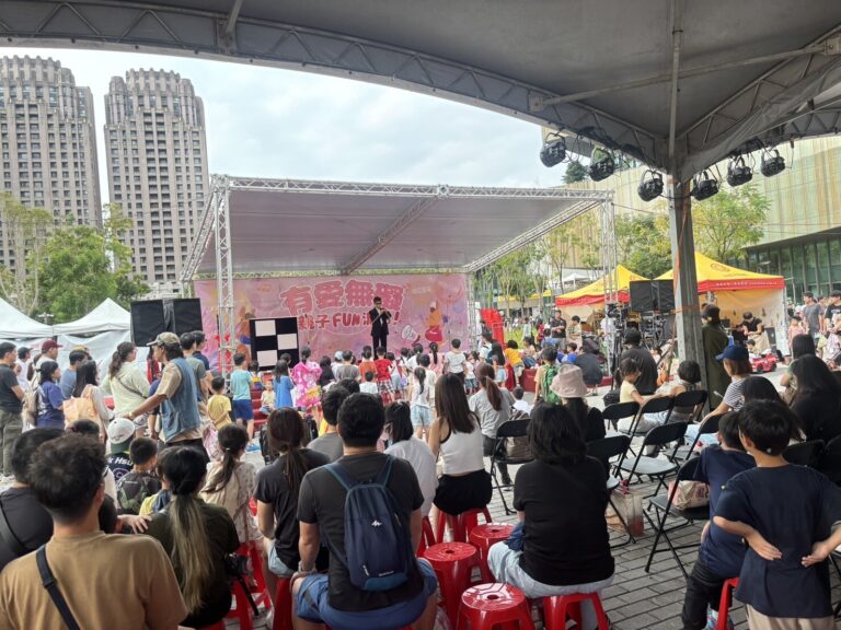 過往演出照片:桃園藝文廣場帳篷下坐滿觀眾,舞台上正在演出盛保羅魔幻劇團的親子魔術