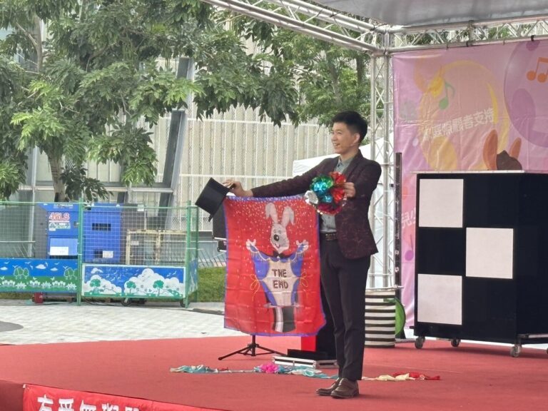過往演出照片:盛保羅魔幻劇團的魔術師在桃園藝文廣場舞台上表演