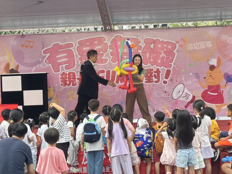 過往演出照片:盛保羅魔幻劇團兩位演出人員在桃園藝文廣場舞台上和孩子互動