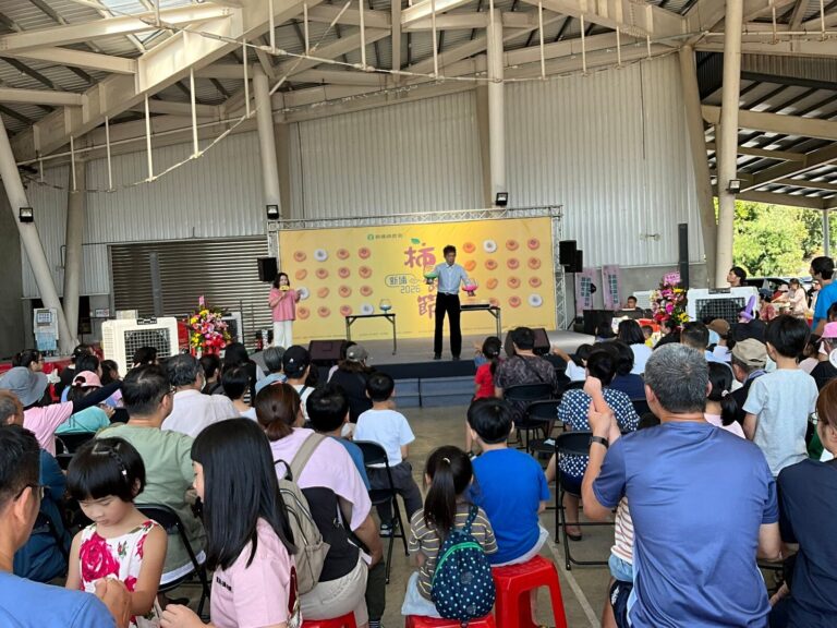 新埔柿餅節魔術表演,台下觀眾舉手