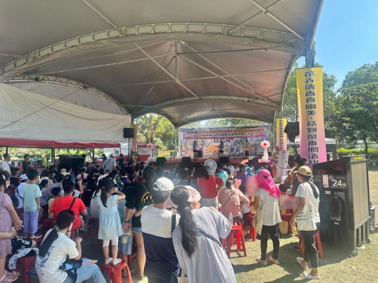 彰化溪州公園帳篷下的觀眾席，台上正在演出《怪盜神偷》，後排站著家長和孩子