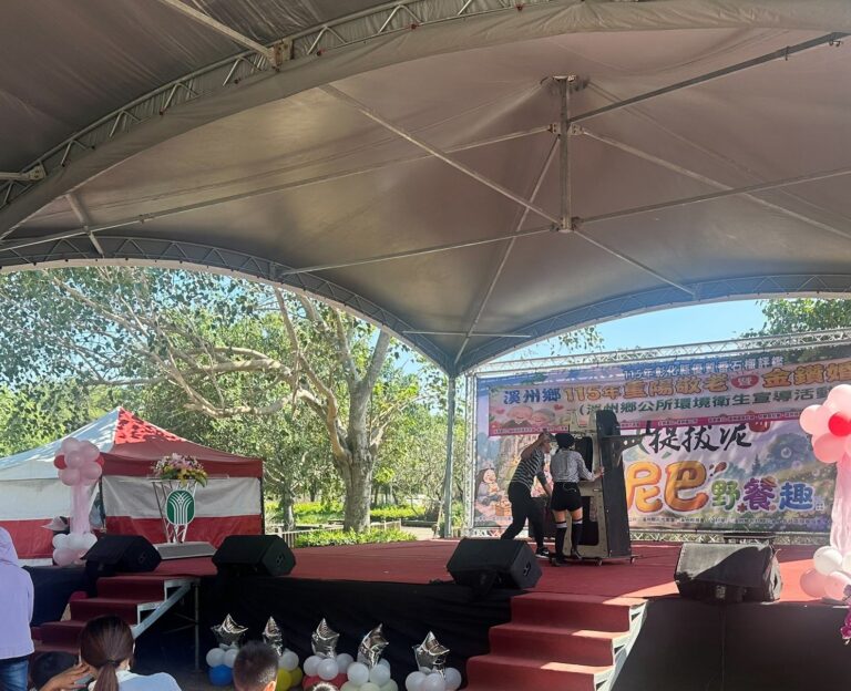 彰化溪州公園舞台上，《怪盜神偷》兩位穿條紋衣的怪盜推著木框道具