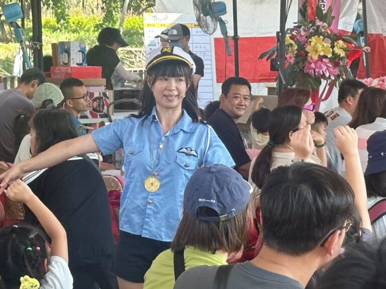 《怪盜神偷》的警察走進彰化溪州公園的觀眾席